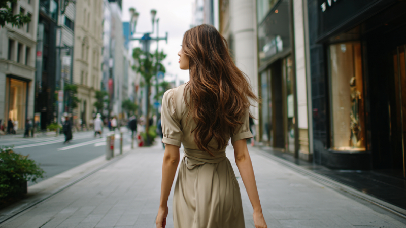 街中を歩く女性の画像