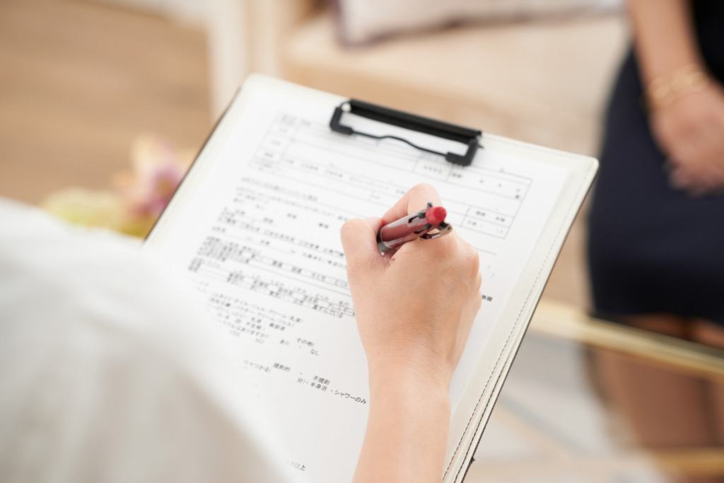 問診表を書く女性