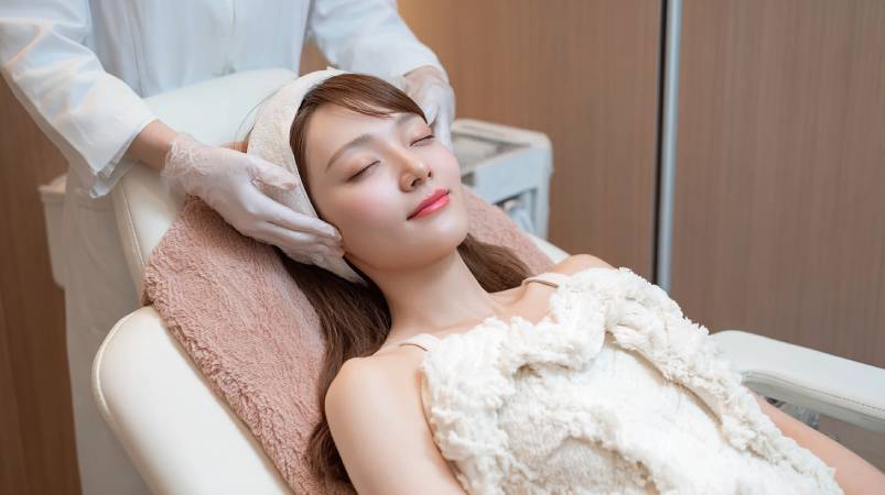美容クリニックで施術を受ける女性