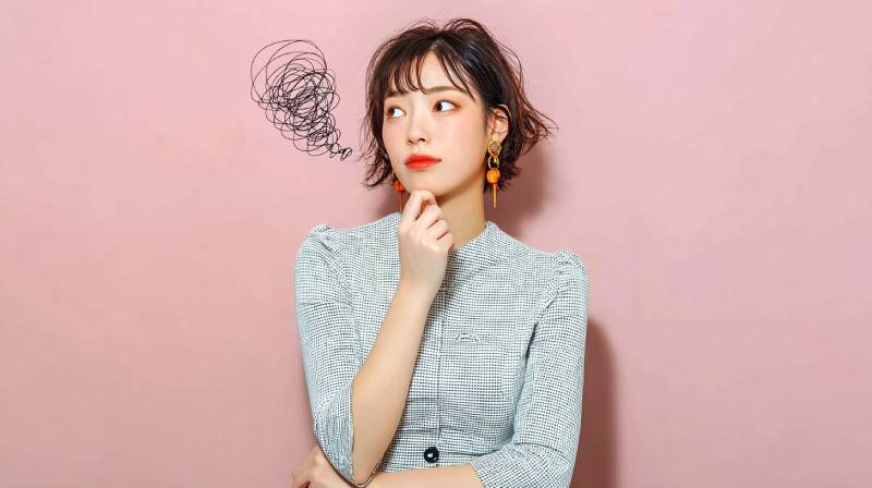 悩んでいる女性のイメージ画像