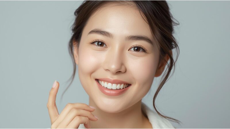 大切なポイントを教えようとしているツヤ肌女性