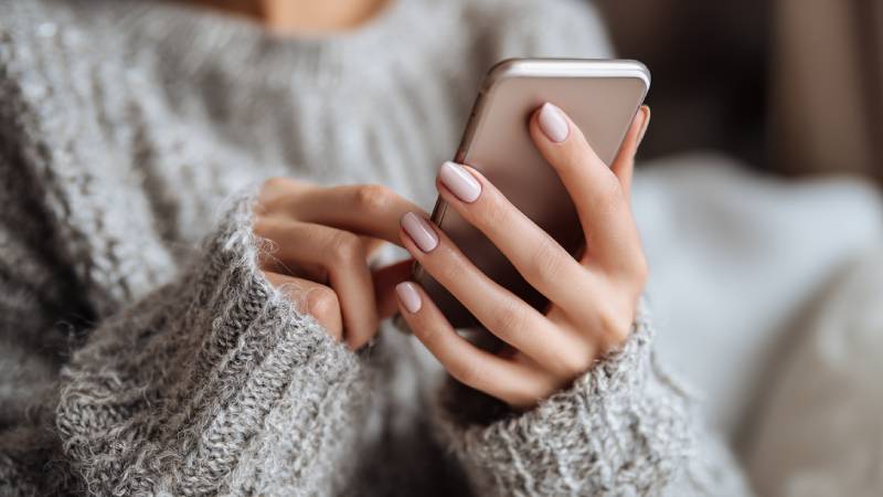 スマホを操作する女性のイメージ画像