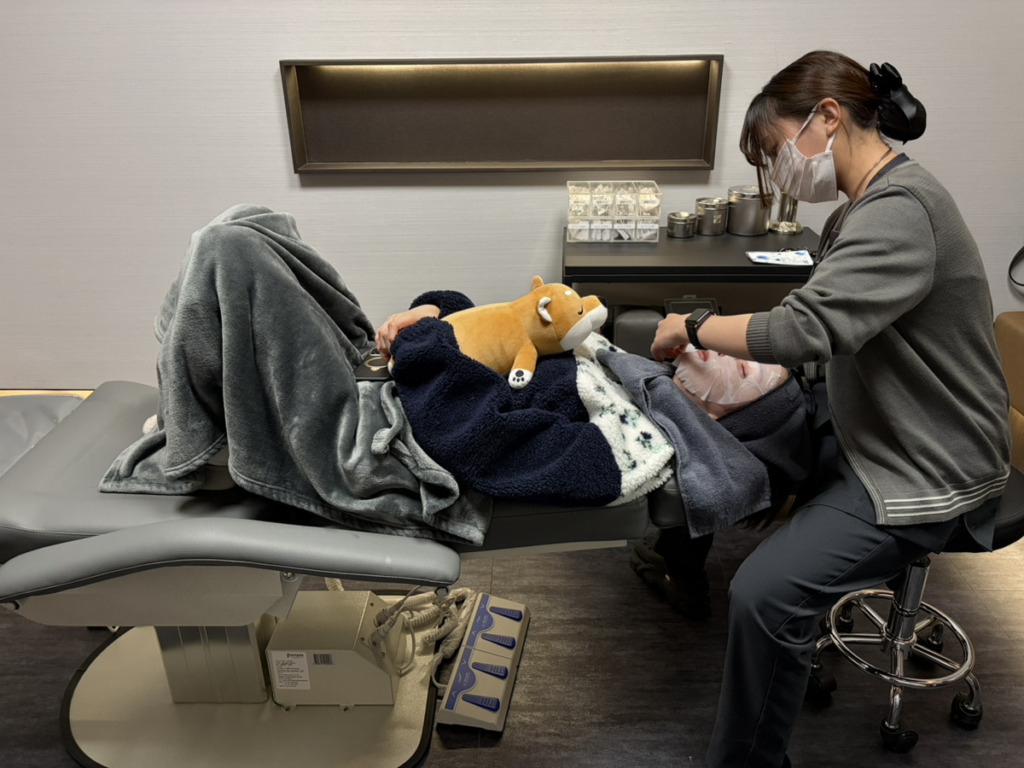 PGCクリニックで施術を受けるまりあさん