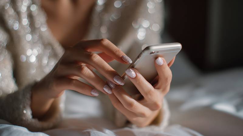 スマホを触る女性の手元画像