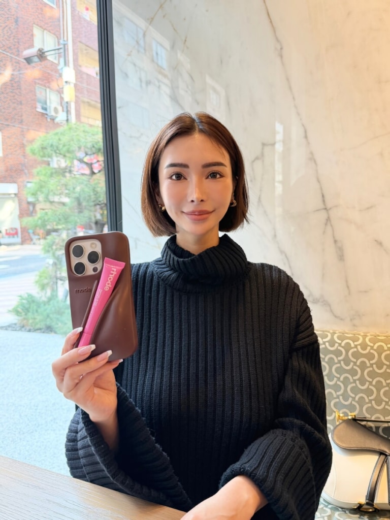 リップ付きスマホケースを持つ渡辺みゆさん