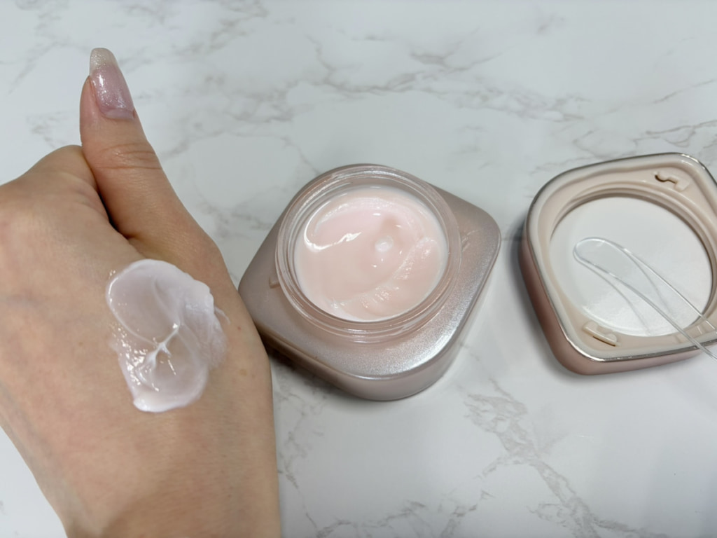 ミシャ グロウ スキンバーム（R）手に伸ばす