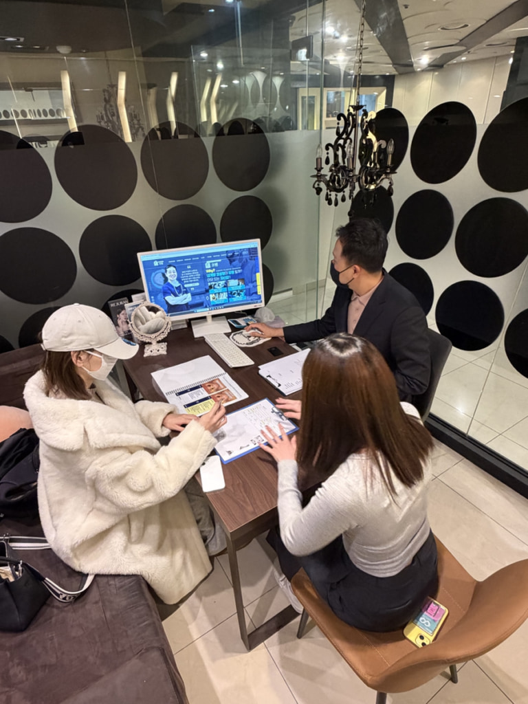 コーヘン美容外科代表のカウンセリングを受ける様子