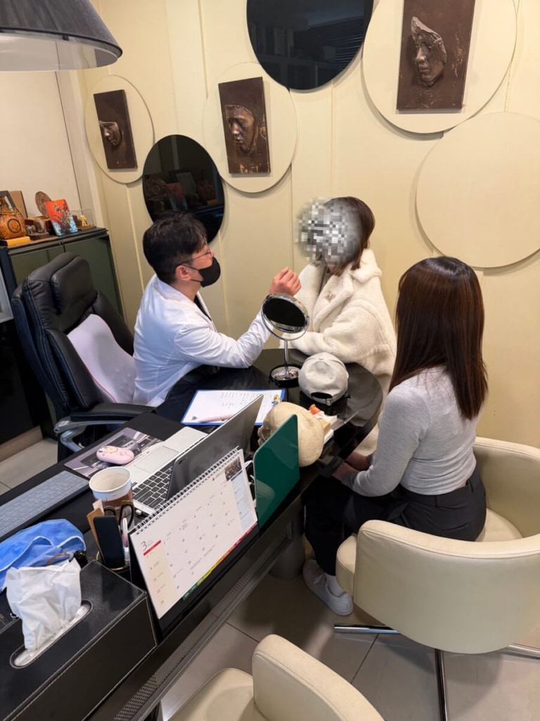 コーヘン美容外科でパク院長のカウンセリングを受ける様子