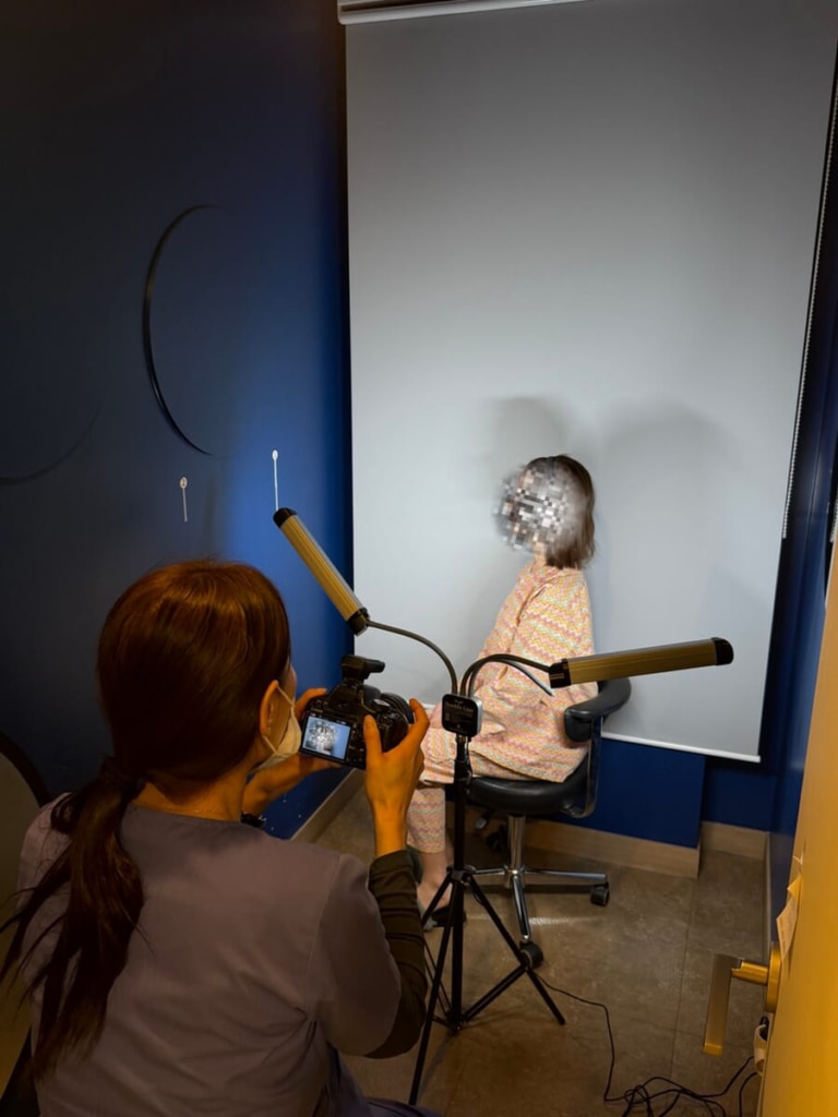 コーヘン美容外科でビフォー写真を撮る様子