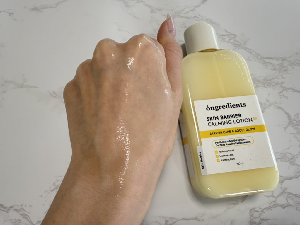 オングリディエンツ スキンバリアカーミングローション EXを塗布