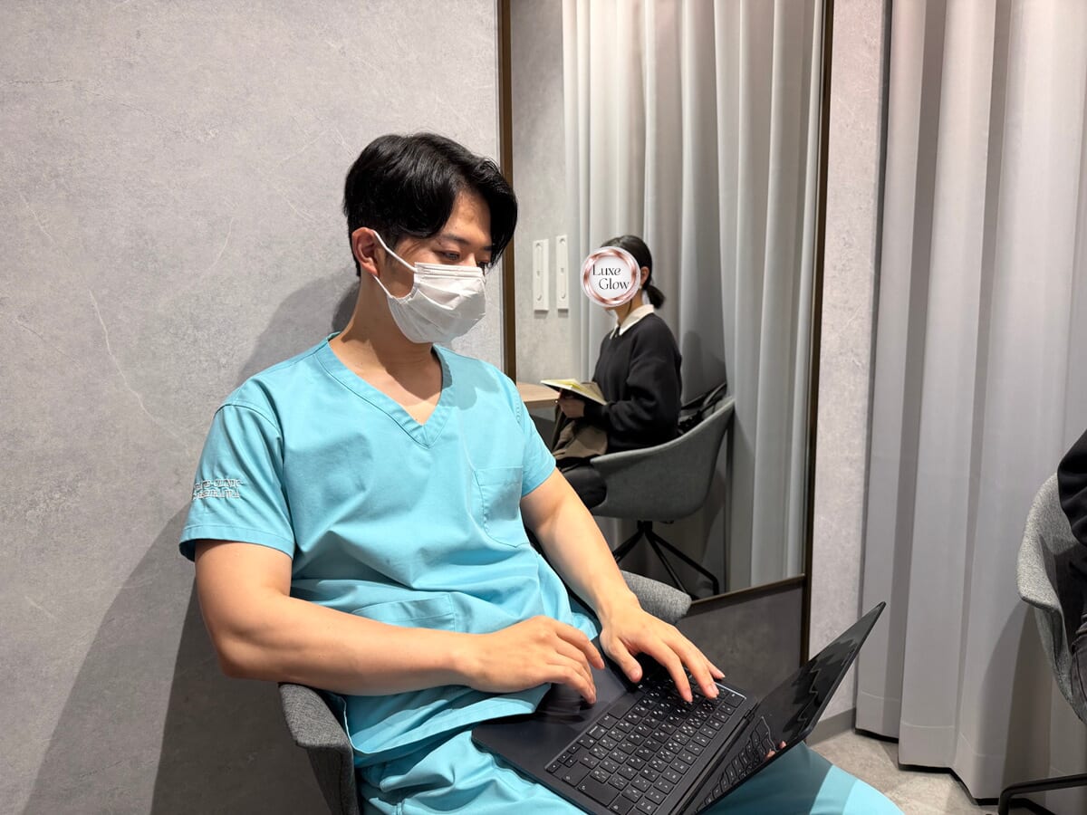 取材を受けるWAVE CLINICのたけし先生