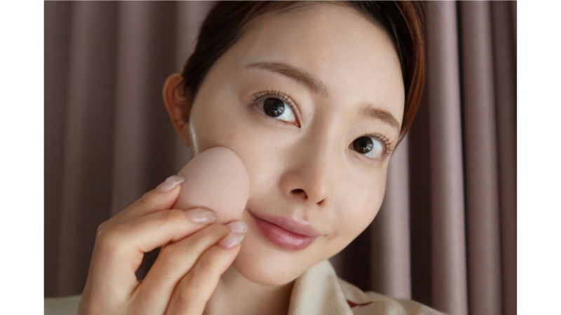 松田唯花 メイクキープミストで密着感を高める