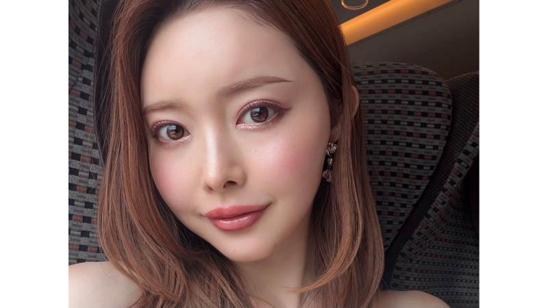 松田唯花 崩れにくいツヤ肌は、メイク前の仕込みで決まる